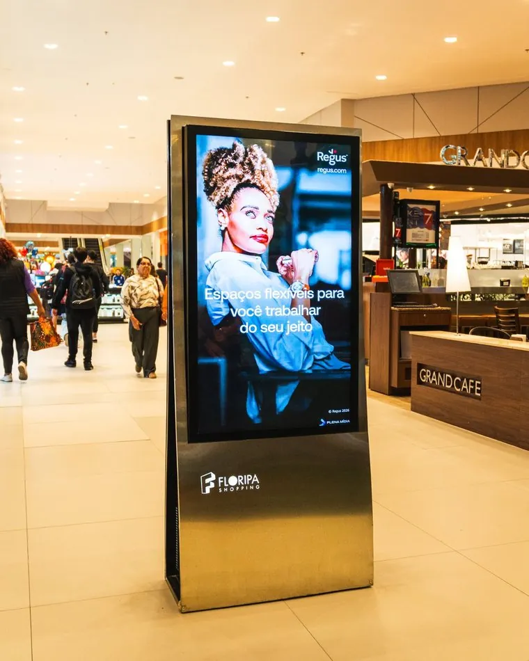 Tela digital da Plena em shopping